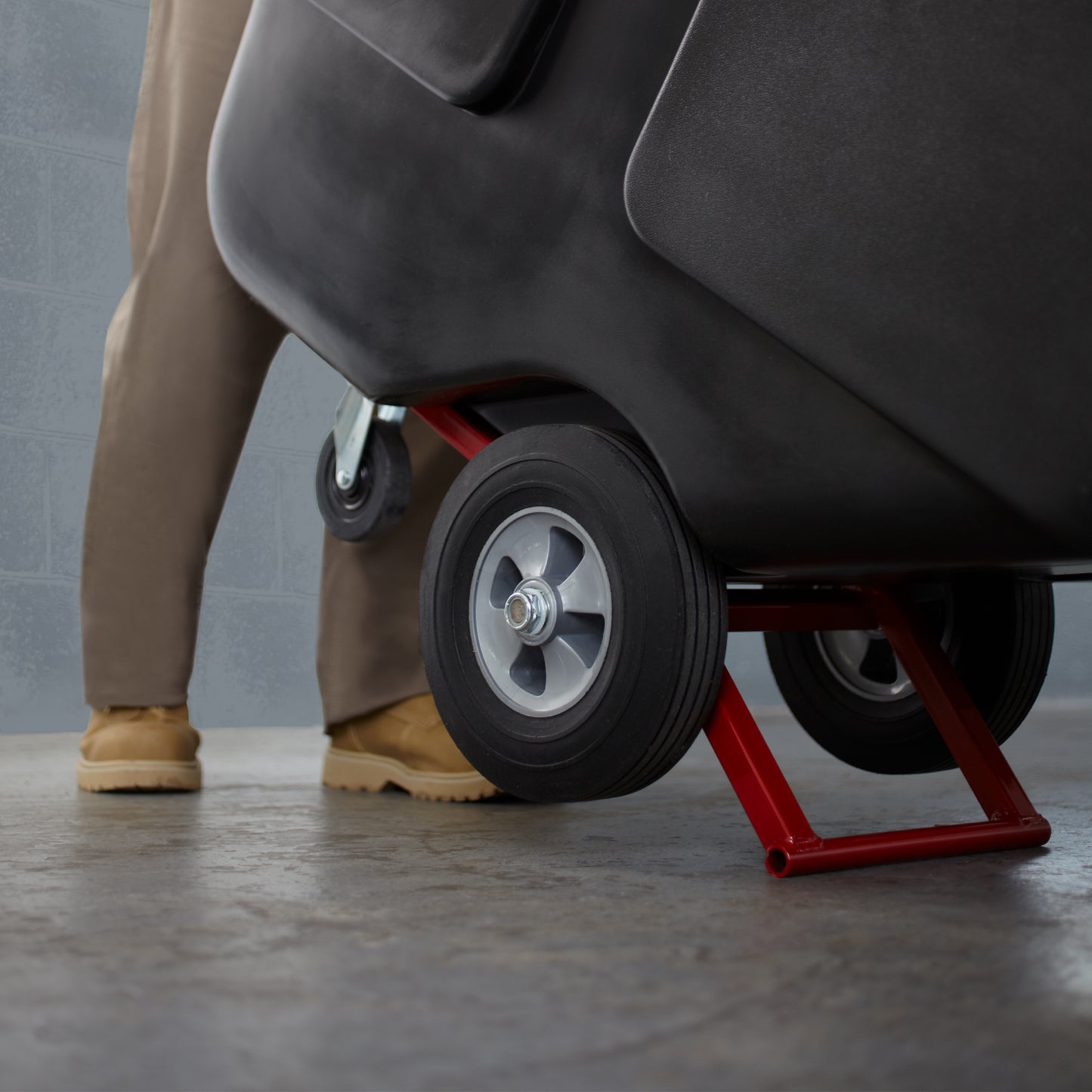 Rubbermaid | Chariot basculant utilitaire, capacité de charge de 450 lb, rotomoulé, noir