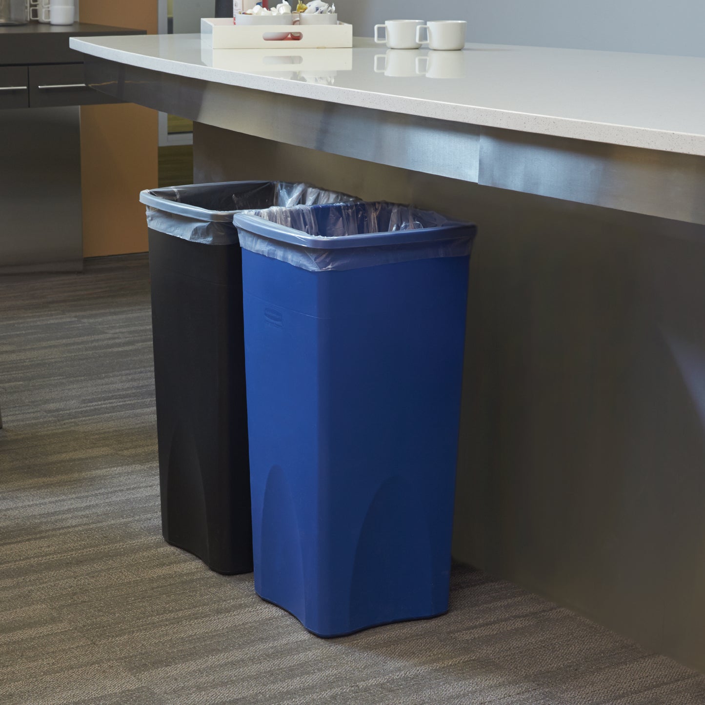 Rubbermaid | Intouchable Conteneur de recyclage carré, 23 gal, bleu