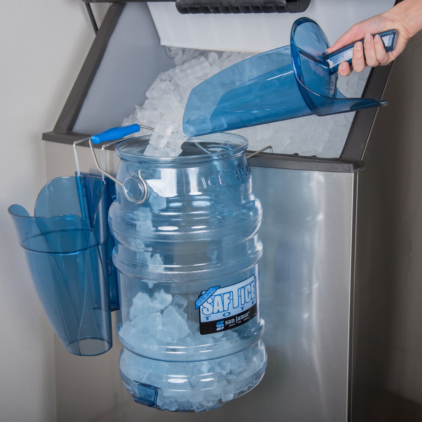 San Jamar Saf-T-Scoop and Guardian System, 64-86 oz - SI9000