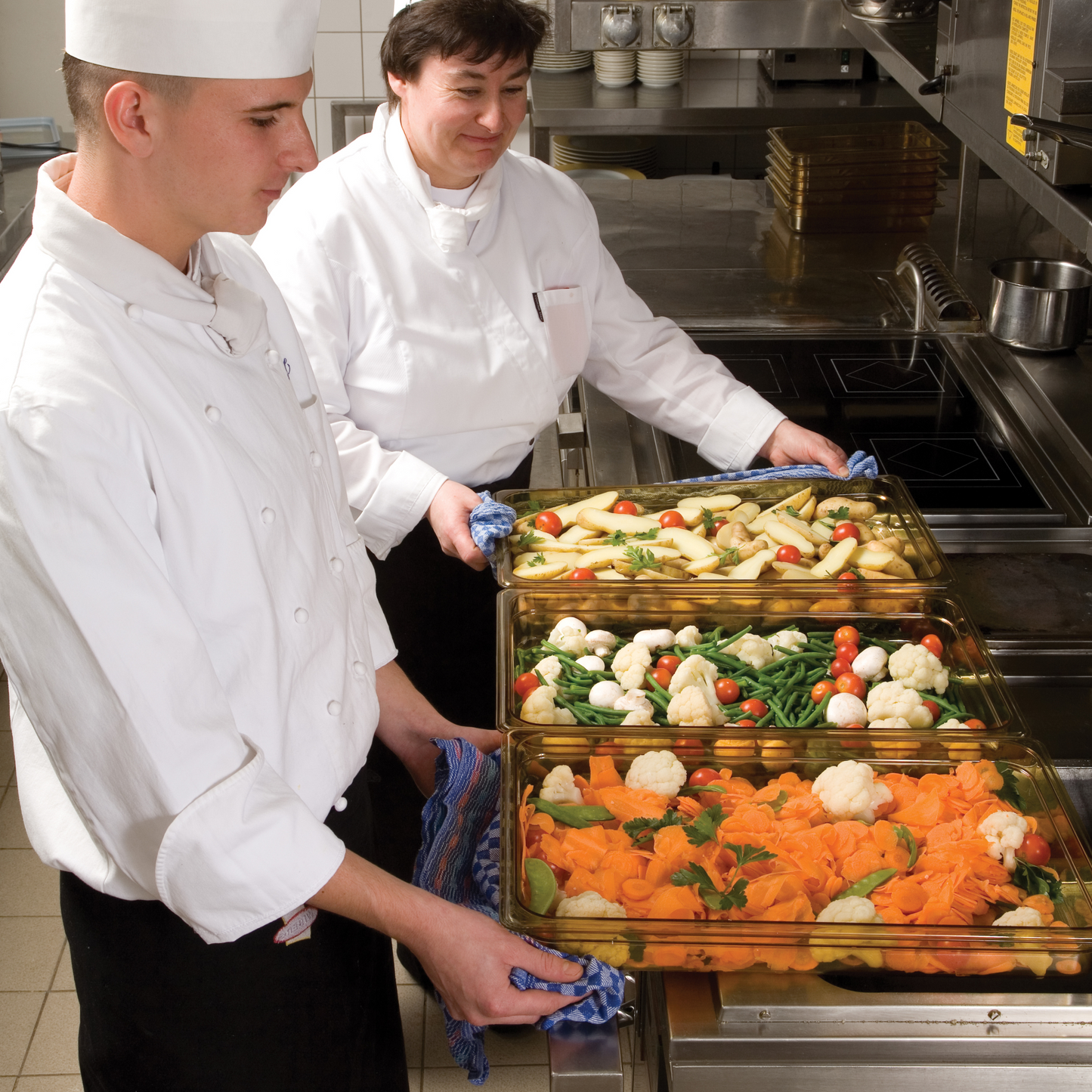 Cambro High Heat Full Size Food Pan, 6" Deep, Amber - 16HP150