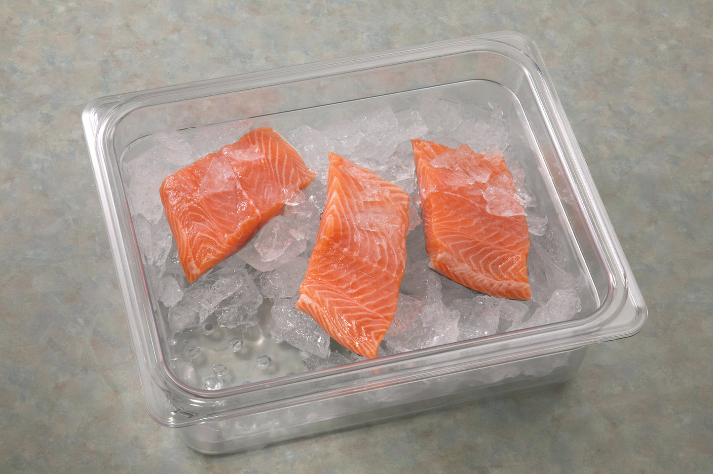 Cambro | Bac gastronome perforées Camwear, demi-taille, 3" de profondeur, transparent