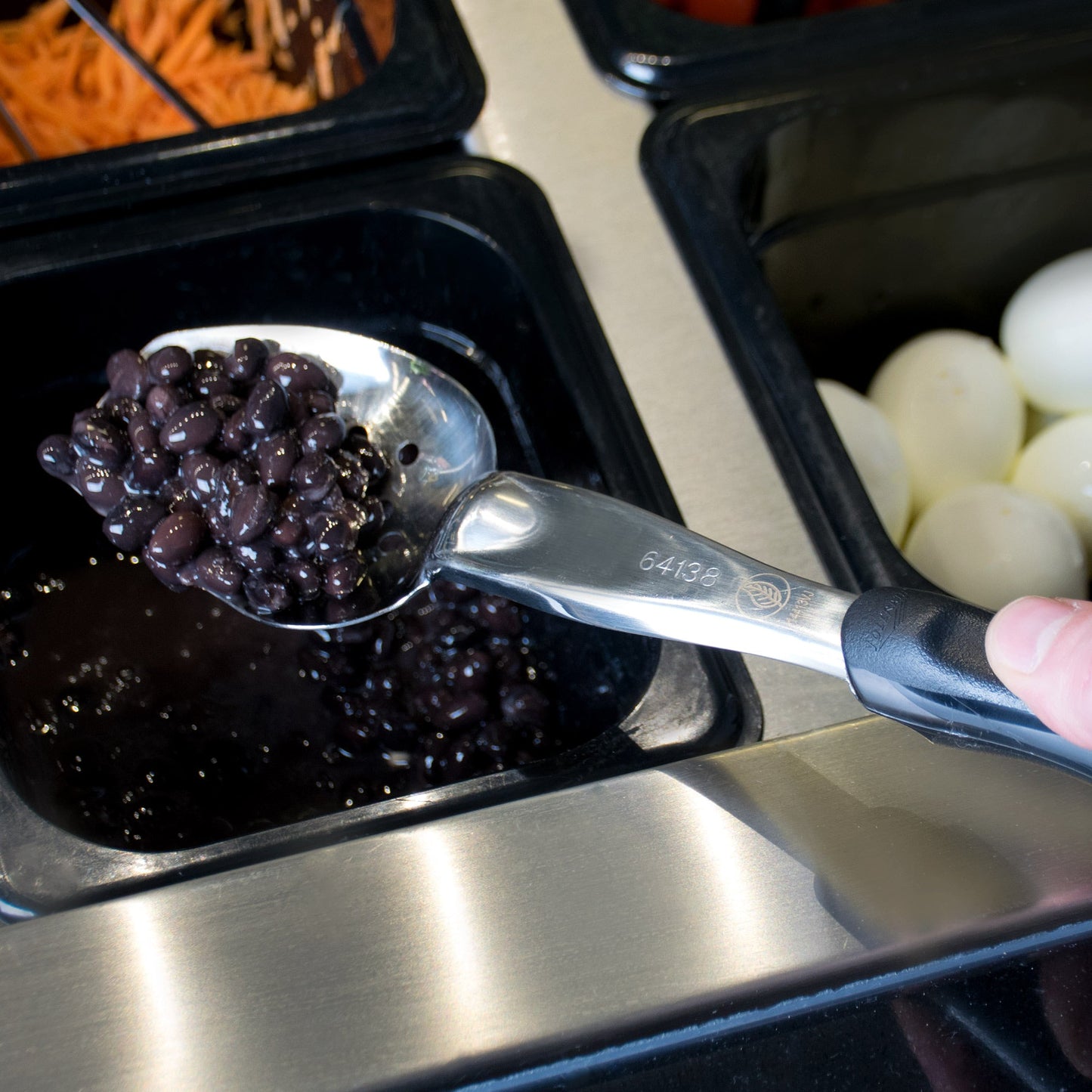 Vollrath | Cuillère à badigeonner perforée sur 3 côtés Ergo Grip, manche noir en acier inoxydable/nylon, VENTE FINALE