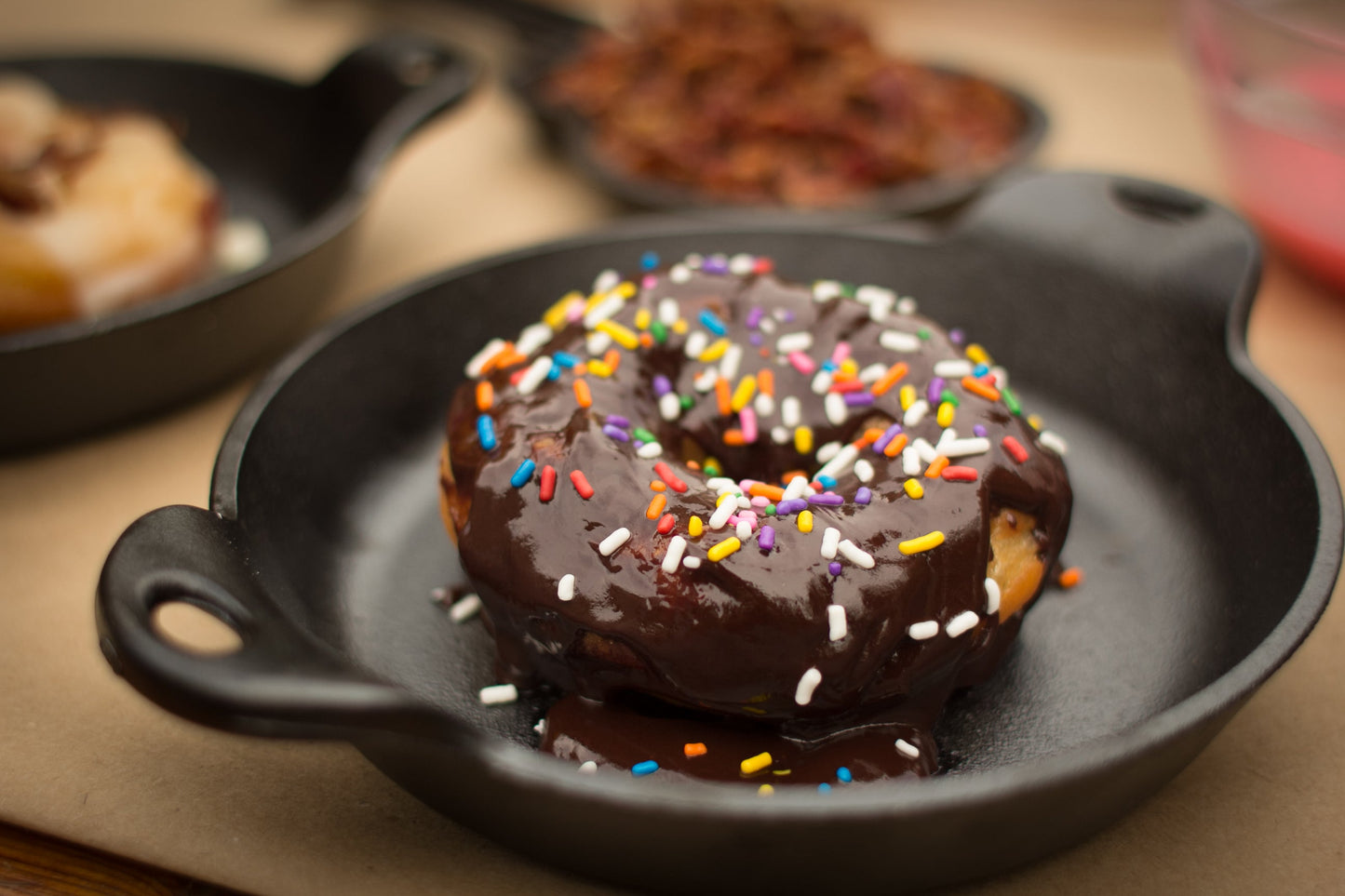 Lodge | Mini serveur rond en fonte traitée thermiquement, 14 oz