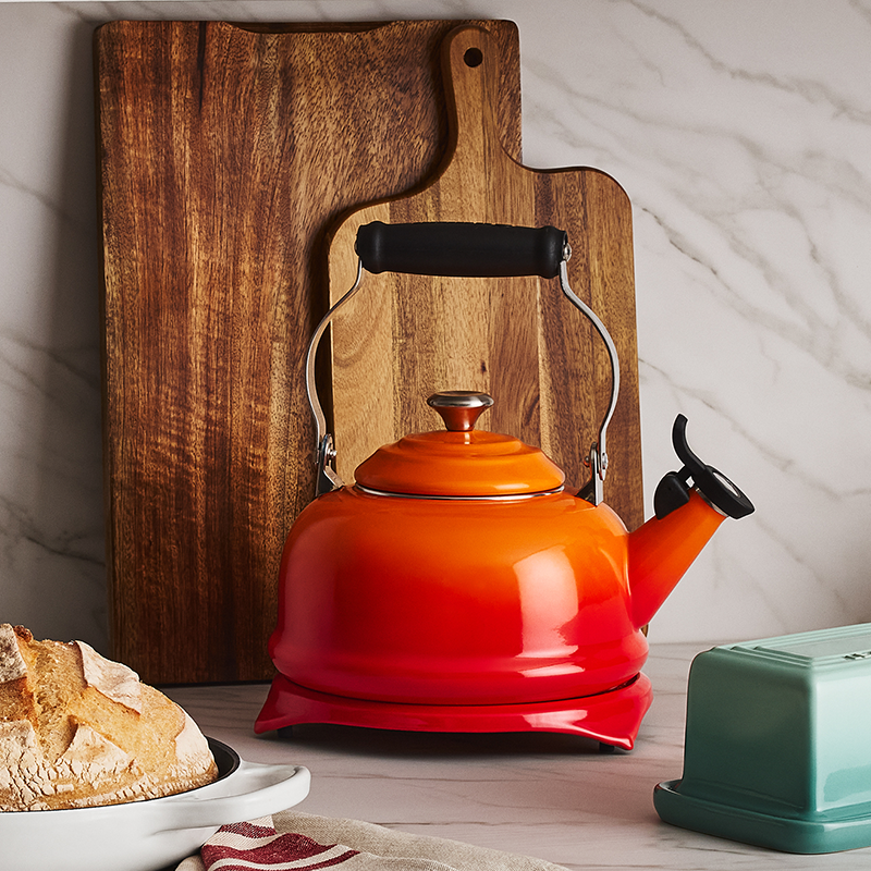 Le Creuset Classic Whistling Kettle, 1.6 L, Flame - view 2