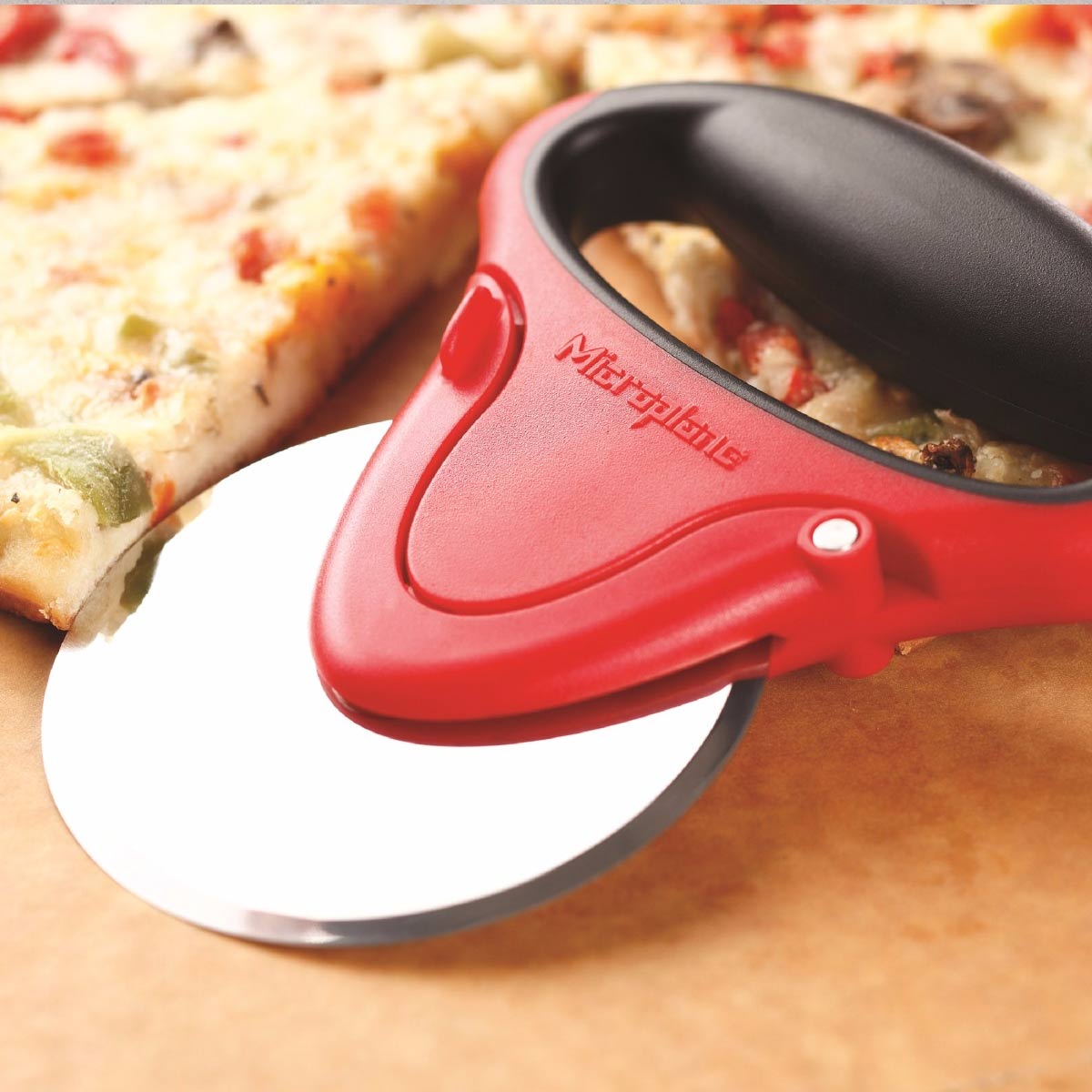 Microplane | Coupe-pizza, acier inoxydable/rouge, VENTE FINALE